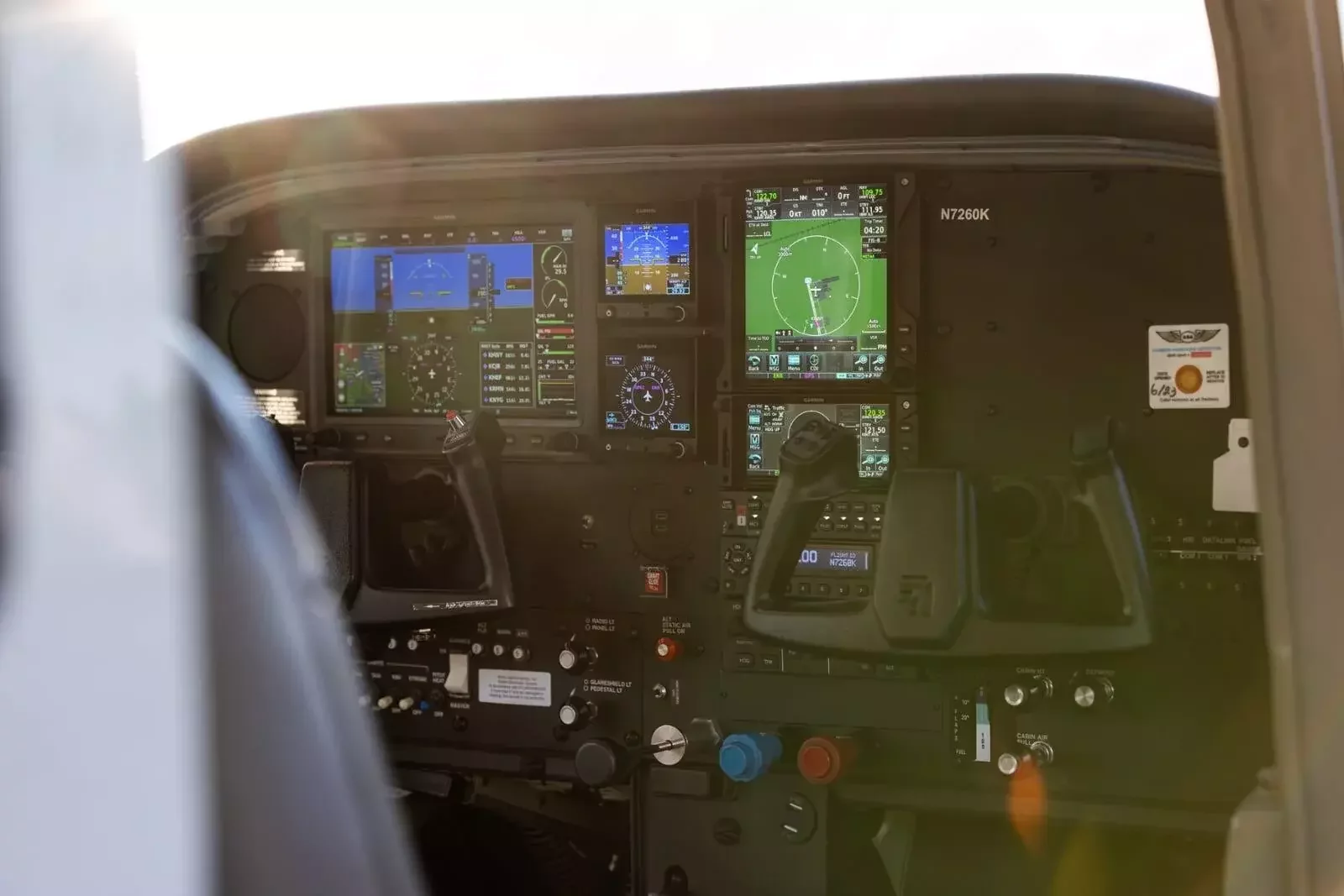 Garmin-equipped instrument panel in Cessna 182S N7260K